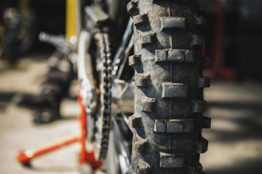 Almeria, İspanya - 4 Mayıs 2021: Almeria, İspanya 'da Dunlop Xperience galerisi sırasında çok kullanılan motosiklet arka lastiğinin kapatılması ve test edilmesi.