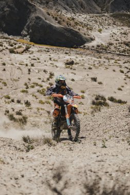 Almeria, İspanya - 5 Mayıs 2021: Almerya, İspanya 'da Dunlop Xperience galerisi sırasında Tabernas çölünde motosiklet süren motosiklet sürücüsü.