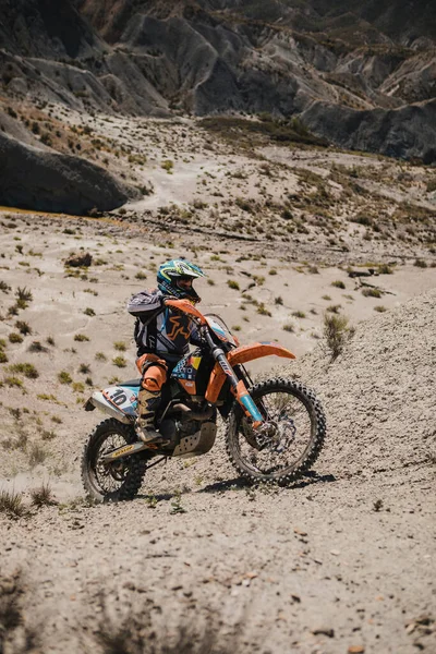 Αλμερία Ισπανία Μαΐου 2021 Αναβάτης Των Motocross Ανηφορίζει Στην Έρημο — Φωτογραφία Αρχείου