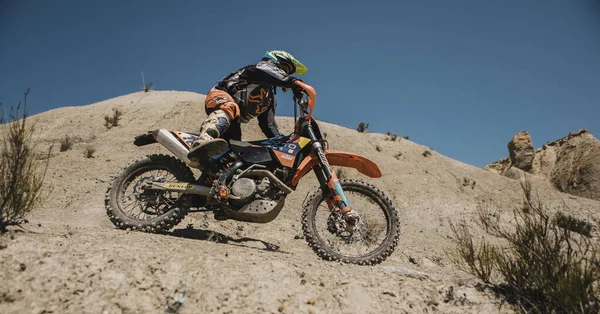 Almeria Ισπανία Μαΐου 2021 Αναβάτης Των Motocross Κατηφορίζει Στην Έρημο — Φωτογραφία Αρχείου