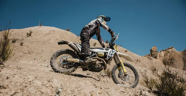 Almeria Ισπανία Μαΐου 2021 Αναβάτης Των Motocross Κατηφορίζει Στην Έρημο — Φωτογραφία Αρχείου