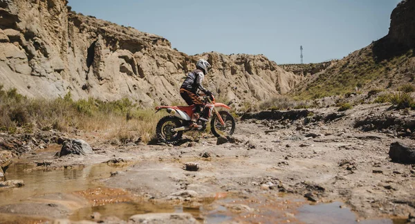 Almeria Ισπανία Μαΐου 2021 Αναβάτης Της Motocross Διασχίζει Ένα Ποτάμι — Φωτογραφία Αρχείου