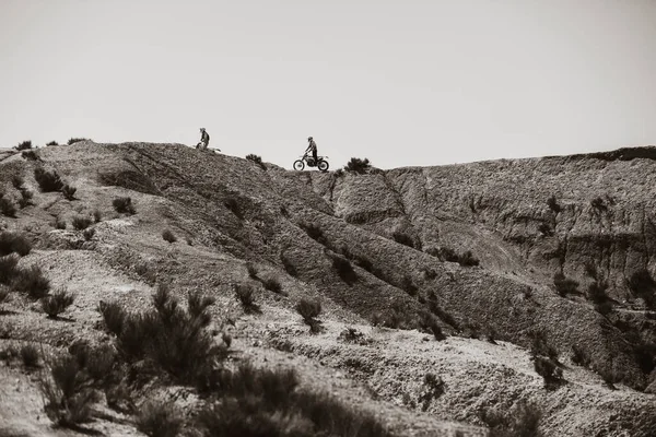 Almeria Hiszpania Maja 2021 Motocykliści Jadący Horyzoncie Pustyni Tabernas Podczas — Zdjęcie stockowe