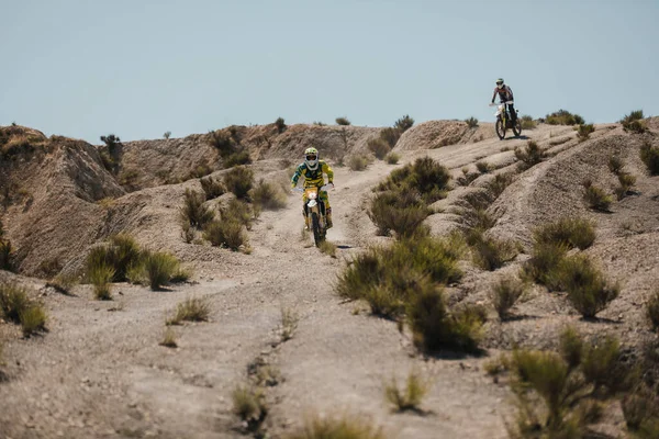 Αλμερία Ισπανία Μαΐου 2021 Αναβάτες Των Motocross Κατηφορίζουν Στην Έρημο — Φωτογραφία Αρχείου