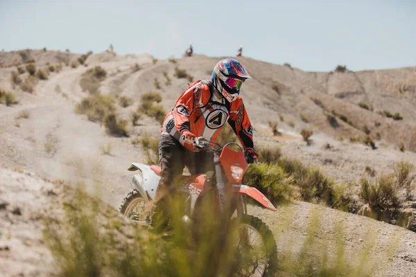 Almeria Spanje Mei 2021 Motocross Renners Rijden Bergafwaarts Tabernas Woestijn — Stockfoto