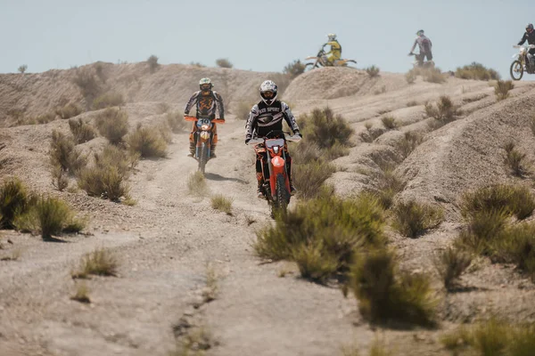 Almeria Španělsko Května 2021 Motokrosoví Jezdci Sjíždějící Kopce Poušti Tabernas — Stock fotografie