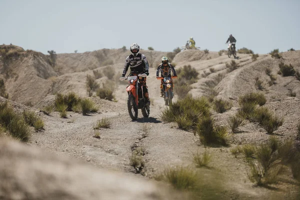 Αλμερία Ισπανία Μαΐου 2021 Αναβάτες Των Motocross Κατηφορίζουν Στην Έρημο — Φωτογραφία Αρχείου