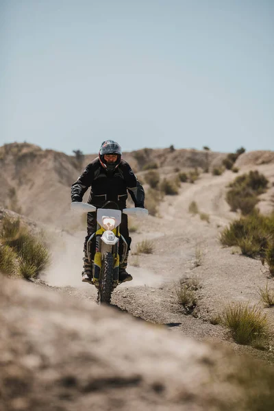 Almeria Espanha Maio 2021 Motocross Cavaleiro Descendo Deserto Tabernas Durante — Fotografia de Stock