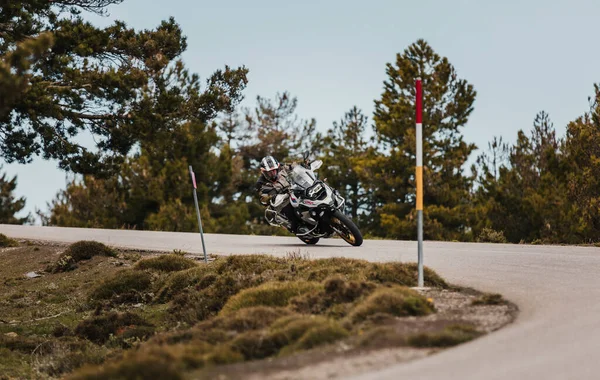 スペインのシエラ フィラベレス 2021年5月5日 スペインのシエラ フィラベレスで開催されたダンロップ エクスペリエンスのイベントで 美しいターンを横断する山道をBmw 1250 Gsオートバイに乗っているバイクライダー — ストック写真