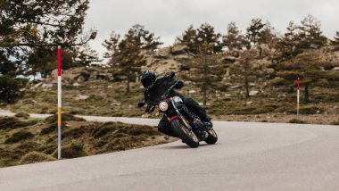 Calar Alto, İspanya - 5 Mayıs 2021: Almerya, İspanya 'da Dunlop Xperience etkinliği sırasında güzel bir yolda Yamaha XSR700 motosikleti süren adam.