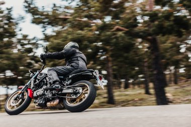 Calar Alto, İspanya - 5 Mayıs 2021: İspanya 'nın Almerya şehrinde Dunlop Xperience etkinliği sırasında Yamaha XSR700 motorsikletine binen adam.