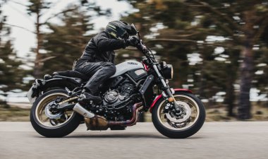Calar Alto, İspanya - 5 Mayıs 2021: İspanya 'nın Almerya şehrinde Dunlop Xperience etkinliği sırasında Yamaha XSR700 motorsikletine binen adam.