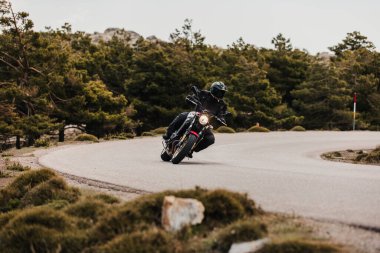 Calar Alto, İspanya - 5 Mayıs 2021: Almerya, İspanya 'da Dunlop Xperience etkinliği sırasında güzel bir yolda Yamaha XSR700 motosikleti süren adam.