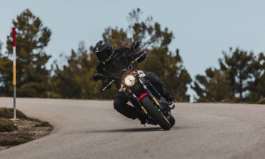 Calar Alto, İspanya - 5 Mayıs 2021: Almerya, İspanya 'da Dunlop Xperience etkinliği sırasında Yamaha XSR700 motosikleti süren adam.