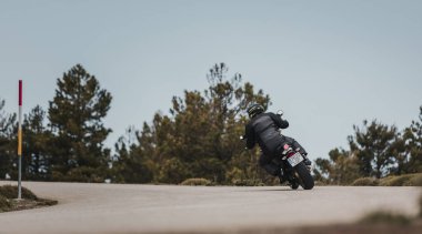 Calar Alto, İspanya - 5 Mayıs 2021: Almerya, İspanya 'da Dunlop Xperience etkinliği sırasında yüksek bir dağ yolunda Yamaha XSR700 motosikleti süren adam.