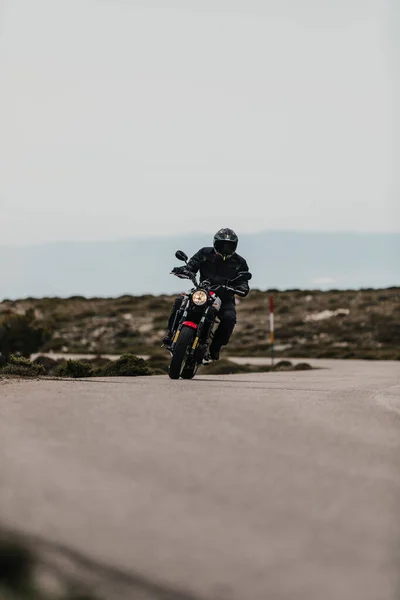 カラール アルト スペイン 2021年5月5日 スペインのアルメリアでのダンロップ体験イベント中に 美しい山道でヤマハXsr700オートバイに乗る男 — ストック写真