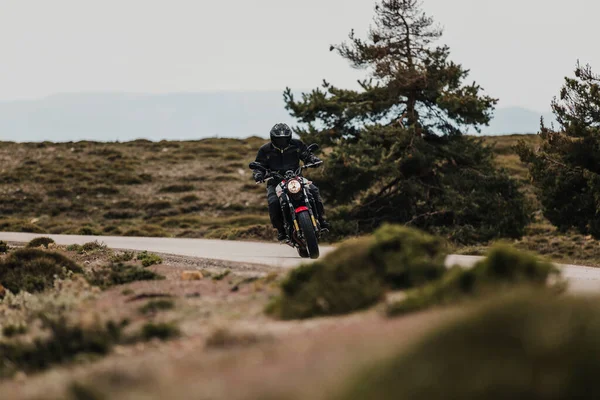 Calar Alto Spain May 2021 Людина Мотоциклі Yamaha Xsr700 Через — стокове фото