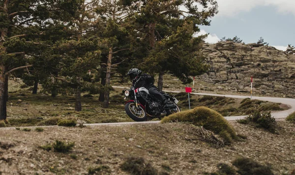 Calar Alto Hiszpania Maja 2021 Człowiek Jeżdżący Motocyklem Yamaha Xsr700 — Zdjęcie stockowe