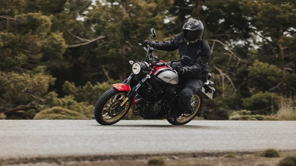 Calar Alto Spain May 2021 Людина Мотоциклі Yamaha Xsr700 Високій — стокове фото