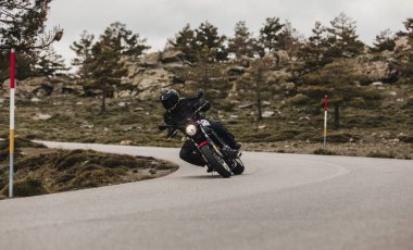 Calar Alto, İspanya - 5 Mayıs 2021: Almerya, İspanya 'da Dunlop Xperience etkinliği sırasında güzel bir dağ yolunda Yamaha XSR700 motosikleti süren adam.