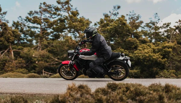 Калар Альто Іспанія Травня 2021 Року Людина Мотоциклі Yamaha Xsr700 — стокове фото