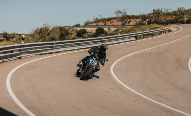 Almerya, İspanya - 5 Mayıs 2021: Almerya dağ sırasındaki Dunlop Xperience etkinliği sırasında, bir dağ yolunda BMW R NineT motorsikletine binen adam, İspanya.