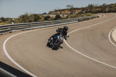 Almerya, İspanya - 5 Mayıs 2021: Almerya dağ sırasındaki Dunlop Xperience etkinliği sırasında, bir dağ yolunda BMW R NineT motorsikletine binen adam, İspanya.