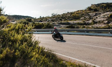 Almerya, İspanya - 5 Mayıs 2021: Almerya dağ sırasındaki Dunlop Xperience etkinliği sırasında, bir dağ yolunda BMW R NineT motorsikletine binen adam, İspanya.