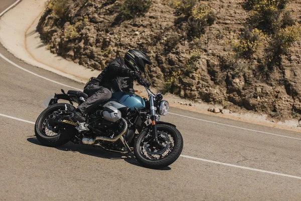 Almerya, İspanya - 5 Mayıs 2021: Almerya dağ sırasındaki Dunlop Xperience etkinliği sırasında, bir dağ yolunda BMW R NineT motorsikletine binen adam, İspanya.