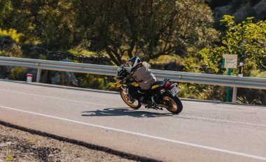 Almerya, İspanya - 5 Mayıs 2021: Almerya, İspanya 'da Dunlop Xperience etkinliği sırasında bir dağ yolunda BMW 850 GS siyah ve sarı motosiklet süren adam.