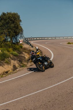 Almerya, İspanya - 5 Mayıs 2021: Almerya, İspanya 'da Dunlop Xperience etkinliği sırasında bir dağ yolunda BMW 850 GS siyah ve sarı motosiklet süren adam.