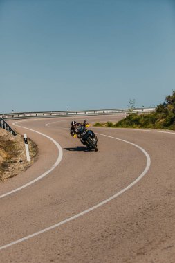 Almerya, İspanya - 5 Mayıs 2021: Almerya, İspanya 'da Dunlop Xperience etkinliği sırasında bir dağ yolunda BMW 850 GS siyah ve sarı motosiklet süren adam.