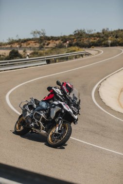 Almerya, İspanya - 5 Mayıs 2021: Almerya, İspanya 'da Dunlop Xperience etkinliği sırasında bir dağ yolunda BMW R 1250 GS motosikleti süren adam.