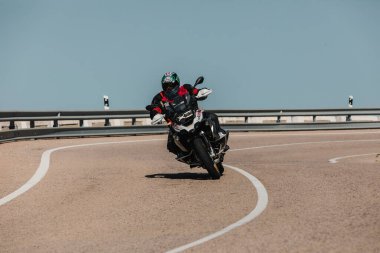 Almerya, İspanya - 5 Mayıs 2021: Almerya, İspanya 'da Dunlop Xperience etkinliği sırasında bir dağ yolunda BMW R 1250 GS motosikleti süren adam.