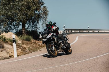Almerya, İspanya - 5 Mayıs 2021: Almerya, İspanya 'da Dunlop Xperience etkinliği sırasında bir dağ yolunda BMW R 1250 GS motosikleti süren adam.