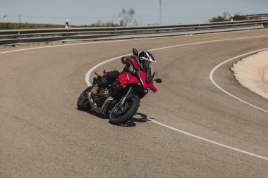 Almeria, İspanya - 5 Mayıs 2021: Almeria, İspanya 'da Dunlop Xperience etkinliği sırasında Yamaha Tracer 7 motosikletli bir adam güzel virajlar arasında bir dağ yolunda.
