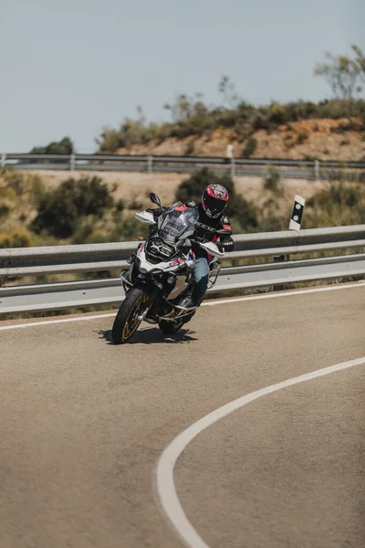 Almerya, İspanya - 5 Mayıs 2021: Almerya, İspanya 'da Dunlop Xperience etkinliği sırasında bir dağ yolunda BMW R 1250 GS motosikleti süren adam.