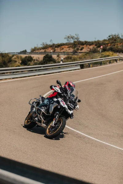 Almerya, İspanya - 5 Mayıs 2021: Almerya, İspanya 'da Dunlop Xperience etkinliği sırasında bir dağ yolunda BMW R 1250 GS motosikleti süren adam.