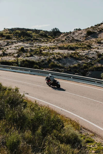 Almeria, İspanya - 5 Mayıs 2021: Almeria, İspanya 'da Dunlop Xperience etkinliği sırasında Yamaha Tracer 7 motosikletli bir adam güzel virajlar arasında bir dağ yolunda.