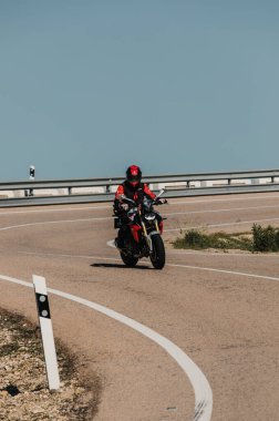 Almerya, İspanya - 5 Mayıs 2021: Almerya, İspanya 'da Dunlop Xperience etkinliği sırasında, güzel bir yolda BMW F 900 R motosikleti süren adam.