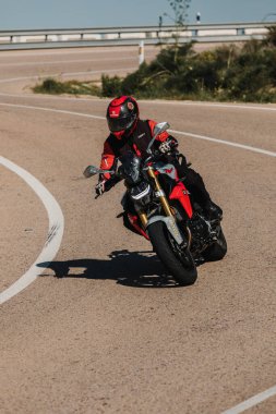 Almerya, İspanya - 5 Mayıs 2021: Almerya, İspanya 'da Dunlop Xperience etkinliği sırasında, güzel bir yolda BMW F 900 R motosikleti süren adam.