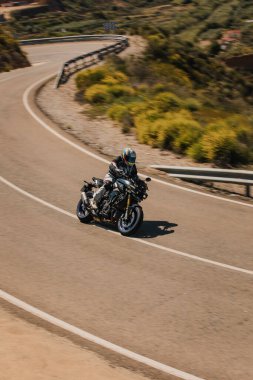 Almerya, İspanya - 5 Mayıs 2021: Almerya, İspanya 'da Dunlop Xperience etkinliği sırasında, güzel bir dağ yolunda Yamaha Hyper Naked MT10 motosikleti süren adam.