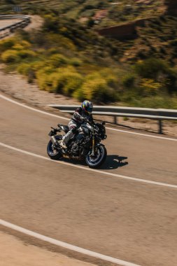Almerya, İspanya - 5 Mayıs 2021: Almerya, İspanya 'da Dunlop Xperience etkinliği sırasında, güzel bir dağ yolunda Yamaha Hyper Naked MT10 motosikleti süren adam.
