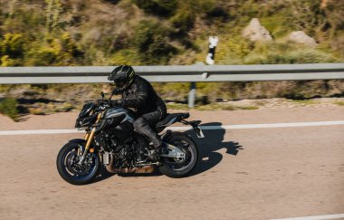 Almerya, İspanya - 5 Mayıs 2021: Almerya, İspanya 'da Dunlop Xperience etkinliği sırasında, güzel bir dağ yolunda Yamaha Hyper Naked MT10 motosikleti süren adam.