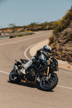 Almerya, İspanya - 5 Mayıs 2021: Almerya, İspanya 'da Dunlop Xperience etkinliği sırasında, güzel bir dağ yolunda Yamaha Hyper Naked MT10 motosikleti süren adam.