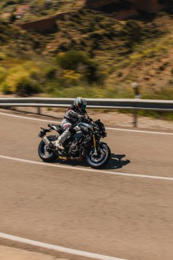 Almerya, İspanya - 5 Mayıs 2021: Almerya, İspanya 'da Dunlop Xperience etkinliği sırasında, güzel bir dağ yolunda Yamaha Hyper Naked MT10 motosikleti süren adam.