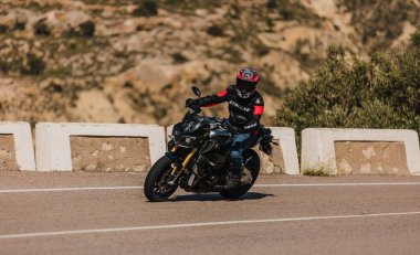 Almerya, İspanya - 5 Mayıs 2021: Almerya, İspanya 'da Dunlop Xperience etkinliği sırasında, güzel bir dağ yolunda Yamaha Hyper Naked MT10 motosikleti süren adam.