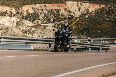 Almerya, İspanya - 5 Mayıs 2021: İspanya 'nın Endülüs kentinde Dunlop Xperience etkinliği sırasında bir dağ yolunda BMW R 1250 RS motosikleti süren adam.
