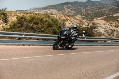 Almerya, İspanya - 5 Mayıs 2021: İspanya 'nın Endülüs kentinde Dunlop Xperience etkinliği sırasında bir dağ yolunda BMW R 1250 RS motosikleti süren adam.