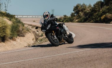 Almerya, İspanya - 5 Mayıs 2021: İspanya 'nın Endülüs kentinde Dunlop Xperience etkinliği sırasında bir dağ yolunda BMW R 1250 RS motosikleti süren adam.
